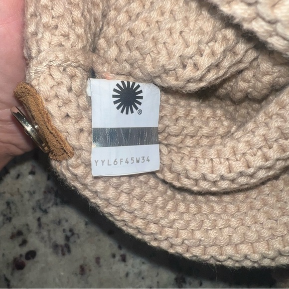 UGG
Purl Cardy Knit Boot size 6 - Picture 9 of 10